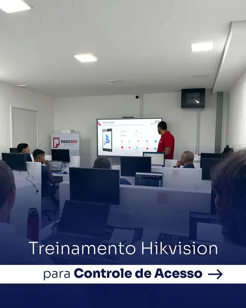 Capa do registro "Treinamento Hikvision para Controle de Acesso": sala de treinamento da Novazul com bancadas, computadores e painel de apresentação