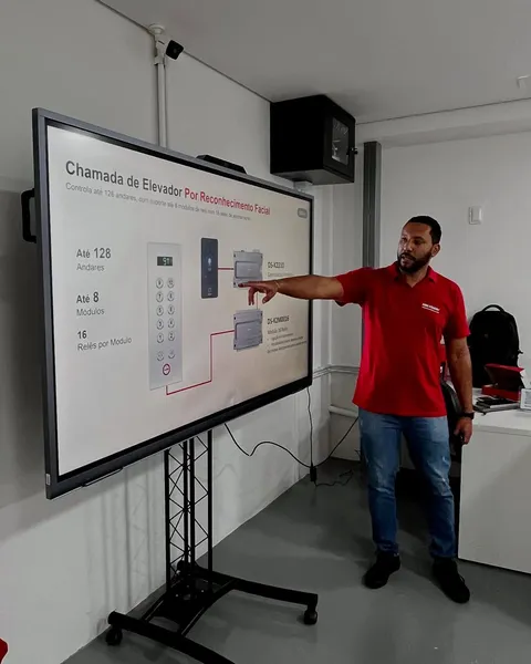 Instrutor apresentando no painel interativo o diagrama de chamada de elevador por reconhecimento facial